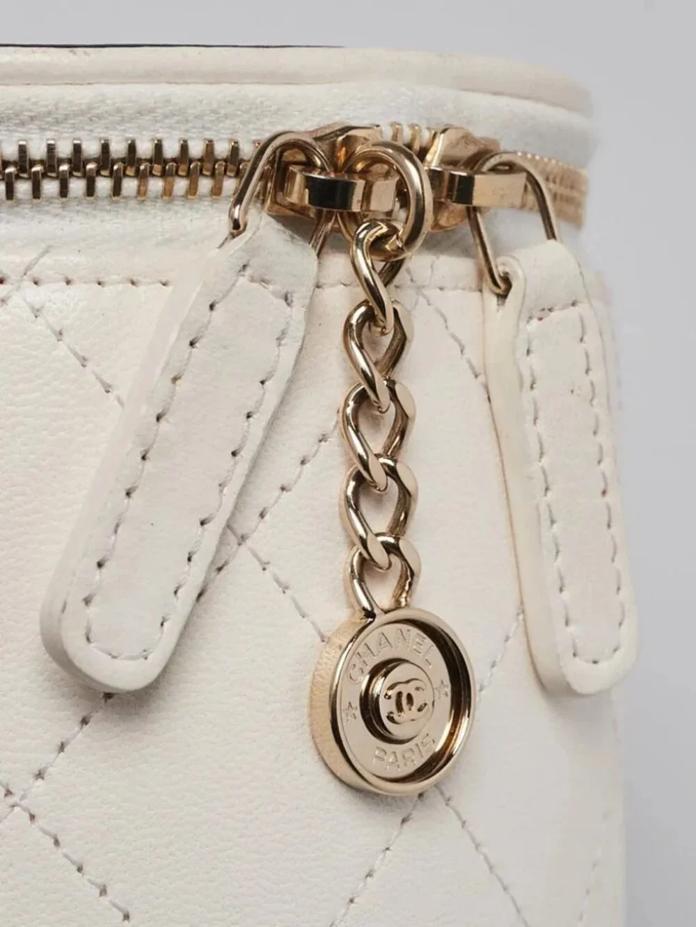Chanel White Quilted Leather CC Logo Round Small Vanity Case with Chain Bag